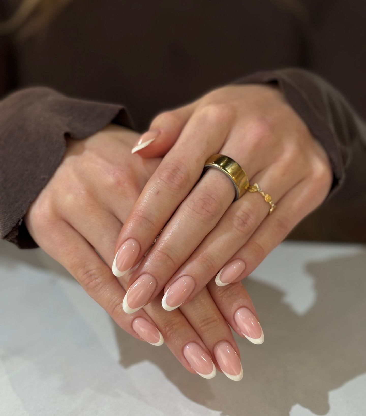 Frau mit individuellem Nageldesign