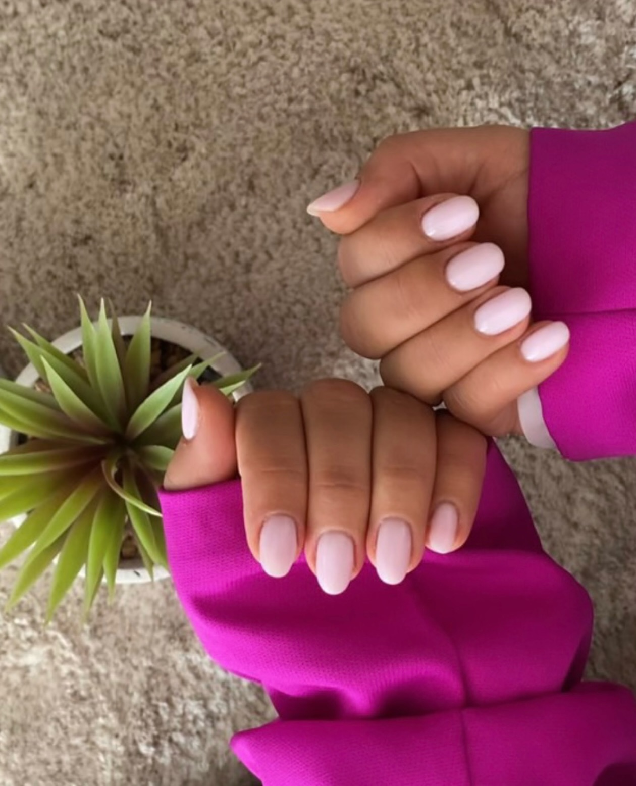 Elegante Hand mit gepflegten Nägeln und Ring